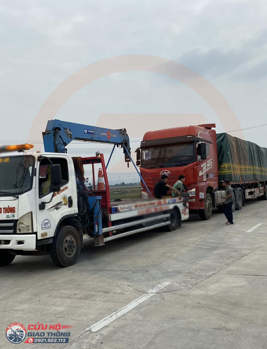 Ảnh kéo xe đầu kéo xuống cao tốc từ trạm cứu hộ vừa gửi về