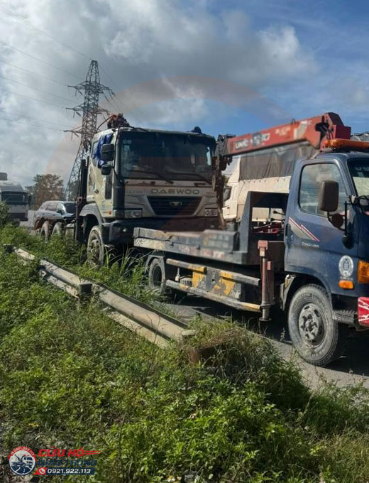 Cứu hộ kéo xe đầu kéo bị quá nhiệt chết máy trên cao tốc