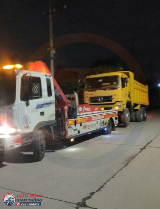 Kéo xe ben qua trạm thu phí trên cao tốc