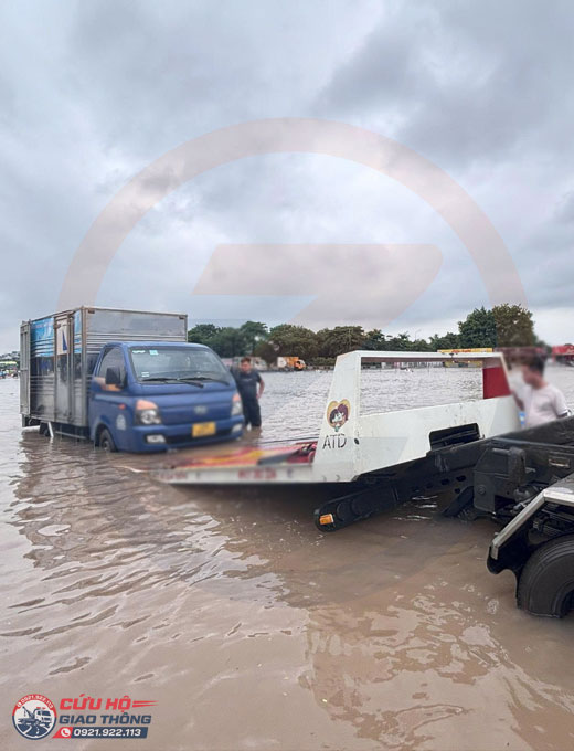 Cứu hộ kéo xe tải chết máy do ngập nước