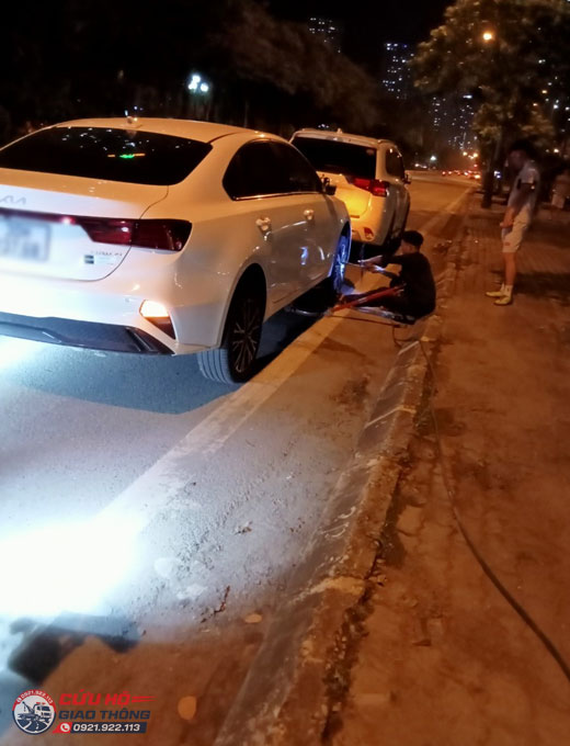 Cứu hộ lốp xe hơi khẩn cấp
