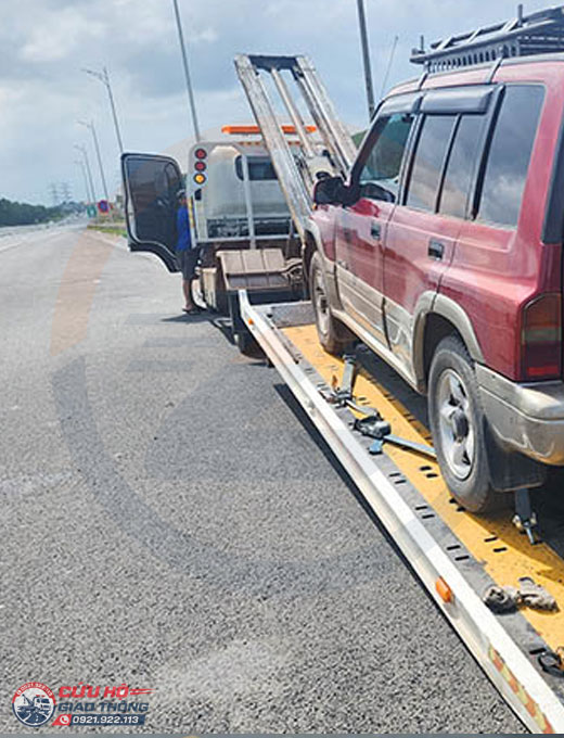 Cứu hộ xe chết máy trên cao tốc