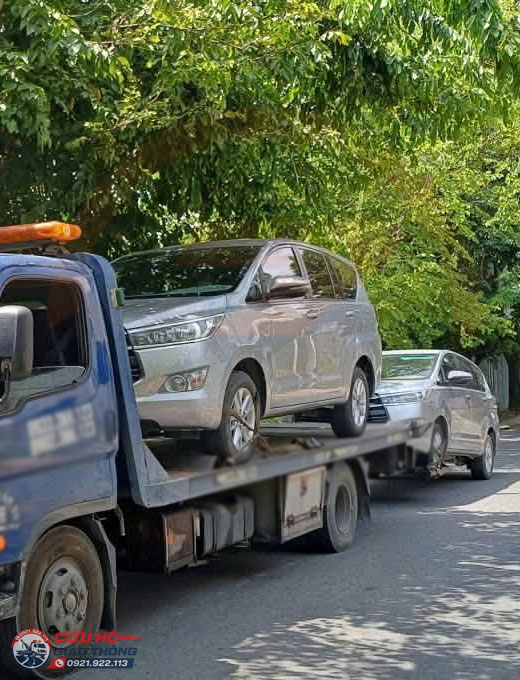 Kéo 2 chiếc xe hơi của shoroom giao hàng cho khách