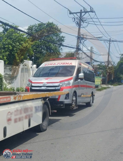 Kéo xe cứu thương bị hỏng về garage sửa chữa