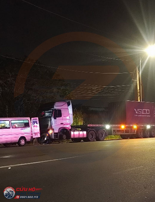 Vá vỏ lốp xe đầu kéo về đêm trên đường