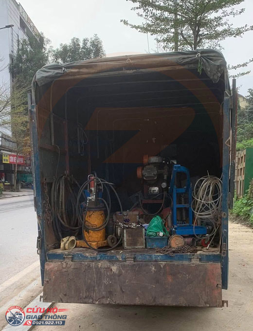 Xe chở đồ nghề đi cứu hộ vá vỏ lưu động