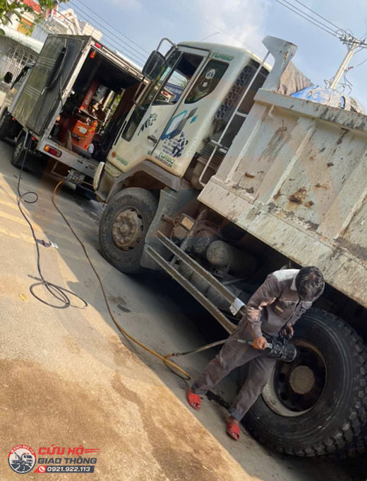 Cứu hộ thay lốp dự phòng cho xe ben