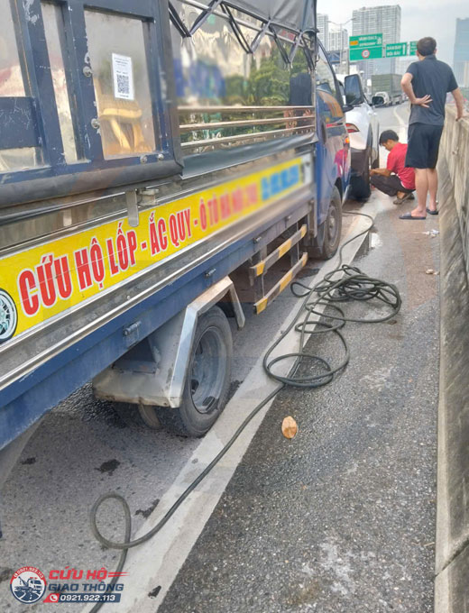Cứu hộ vá vỏ lốp xe ô tô 4 chỗ