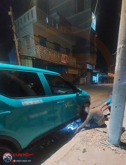 Cứu hộ vá vỏ lốp xe điện khi tài xế Xanh SM gọi ứng cứu vào ban đêm
