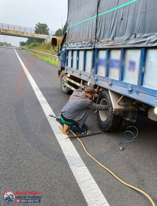 Ca xử lý cứu hộ vá vỏ xe trên cao tốc