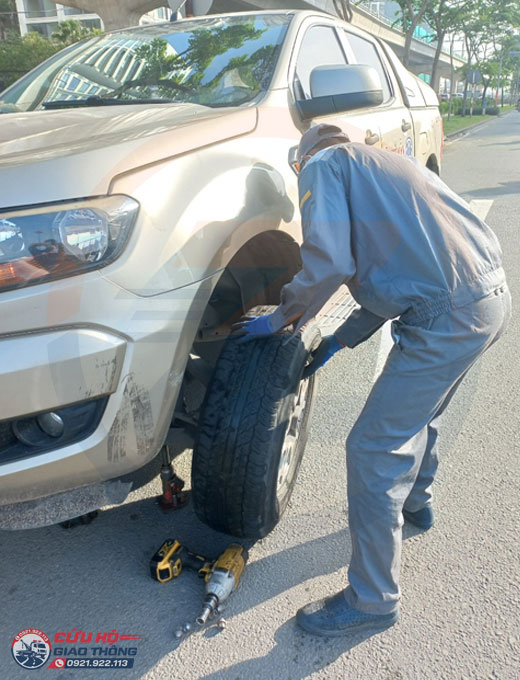 Thay lốp dự phòng cho xe bán tải