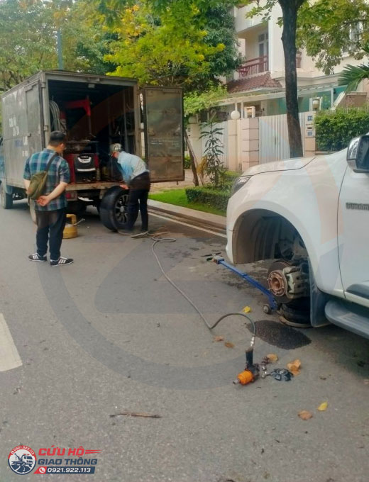 Thay lốp xe hơi lưu động theo yêu cầu