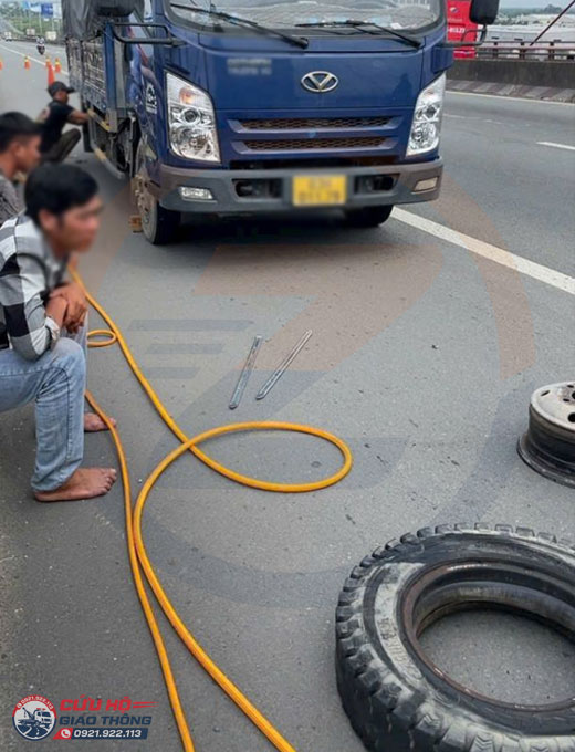 Vá vỏ xe tải trên cao tốc