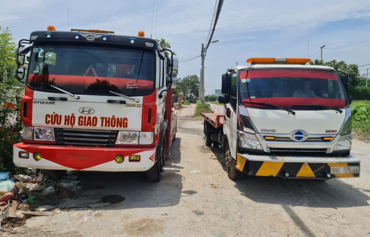 2 xe cứu hộ tại trạm trực trên tuyến cao tốc Trung Lương