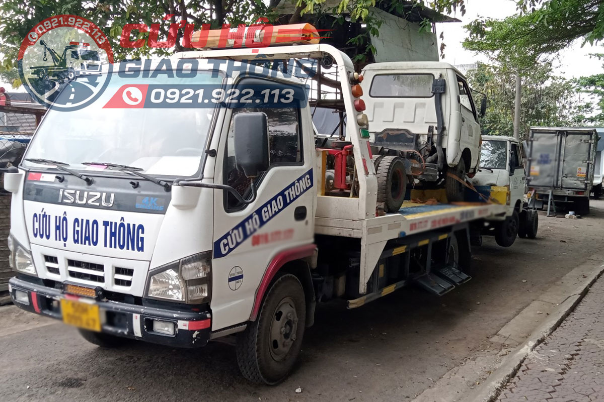 Cứu hộ kéo xe tải về garage theo yêu cầu