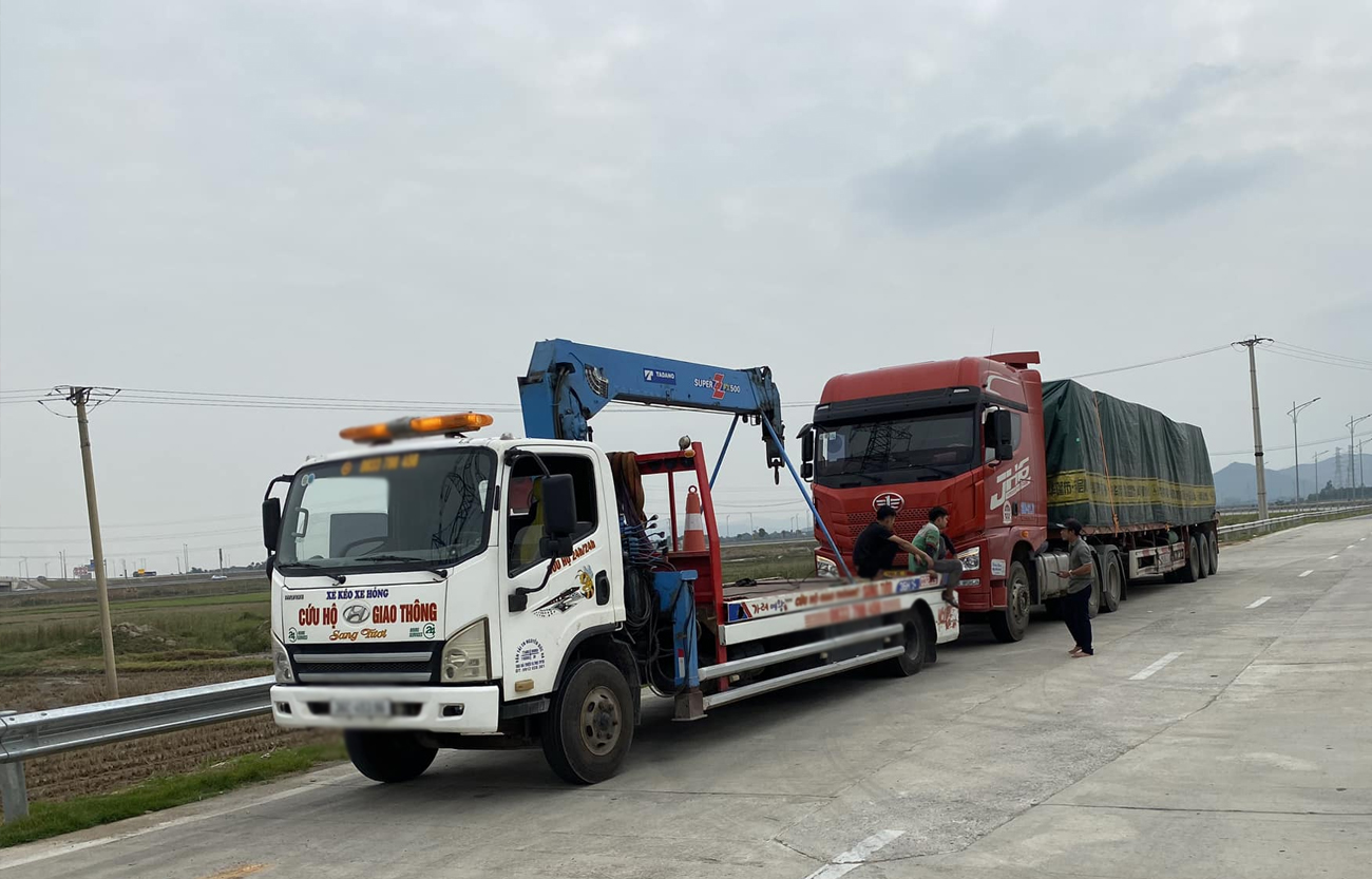 Cứu hộ xe đầu kéo trên cao tốc Trung Lương