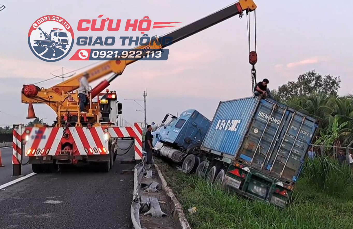 Cứu hộ xử lý xe đầu kéo container bị tai nạn
