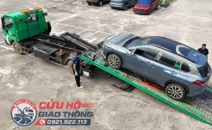 Đối tác cứu hộ VETC tiếp nhận xử lý kéo xe ô tô 4 chỗ trên sàn trượt