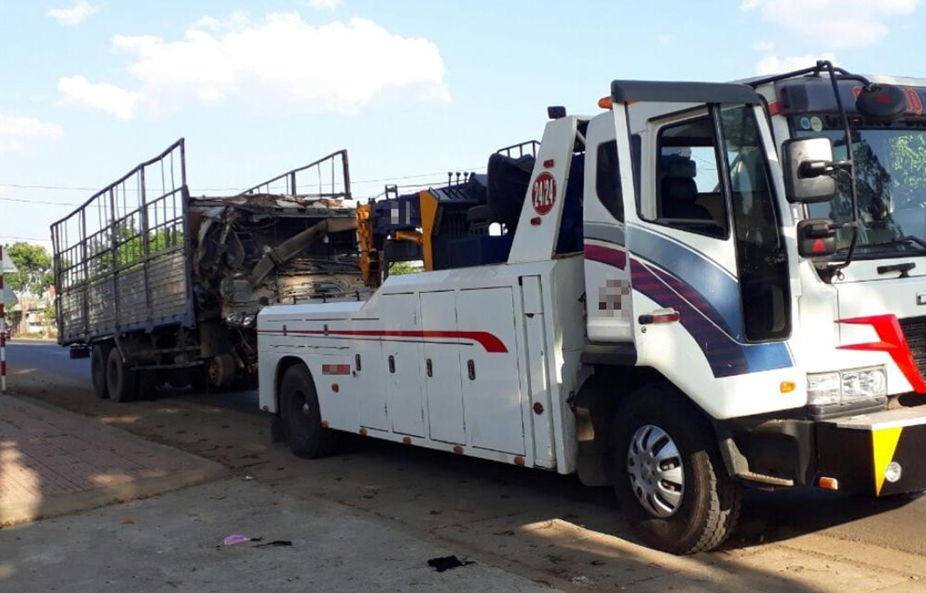 Xe cứu hộ chuyên dụng xử lý xe tải sau tai nạn từ cao tốc Mỹ Thuận kéo về garage để sửa chữa