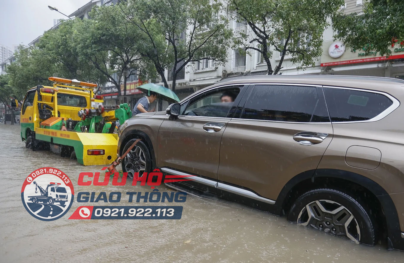 Xe cứu hộ đang xử lý ca xe hơi bị ngập nước chết máy