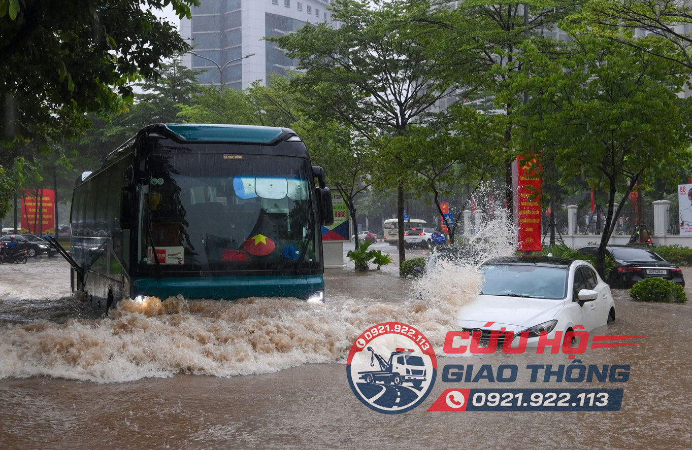 Xe hơi dễ bị chết máy khi đi qua đoạn ngập nước vào mùa mưa