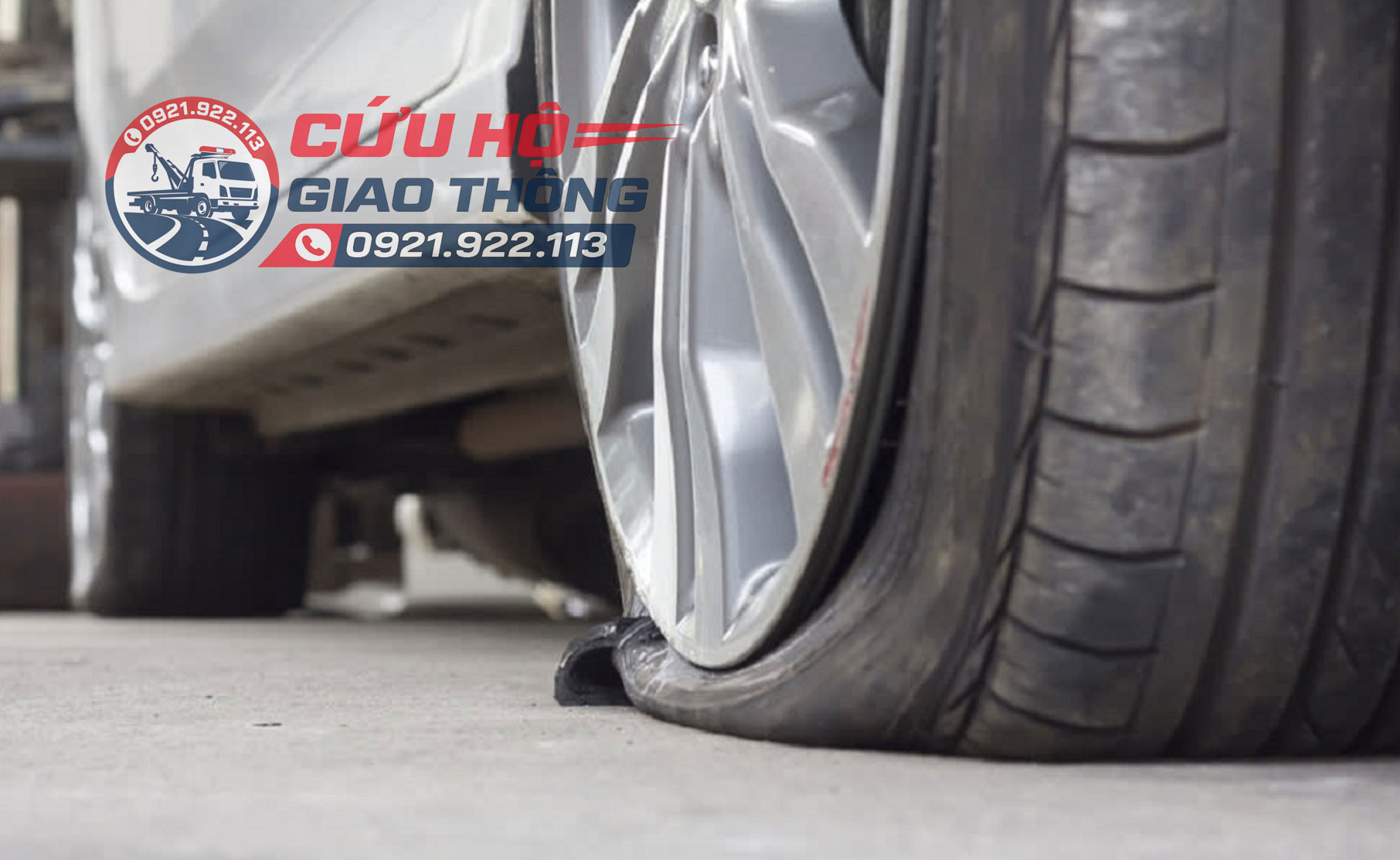 Xe ô tô bị nổ lốp trên cao tốc Dầu Giây - Phan Thiết đang chờ trạm cứu hộ tới xử lý