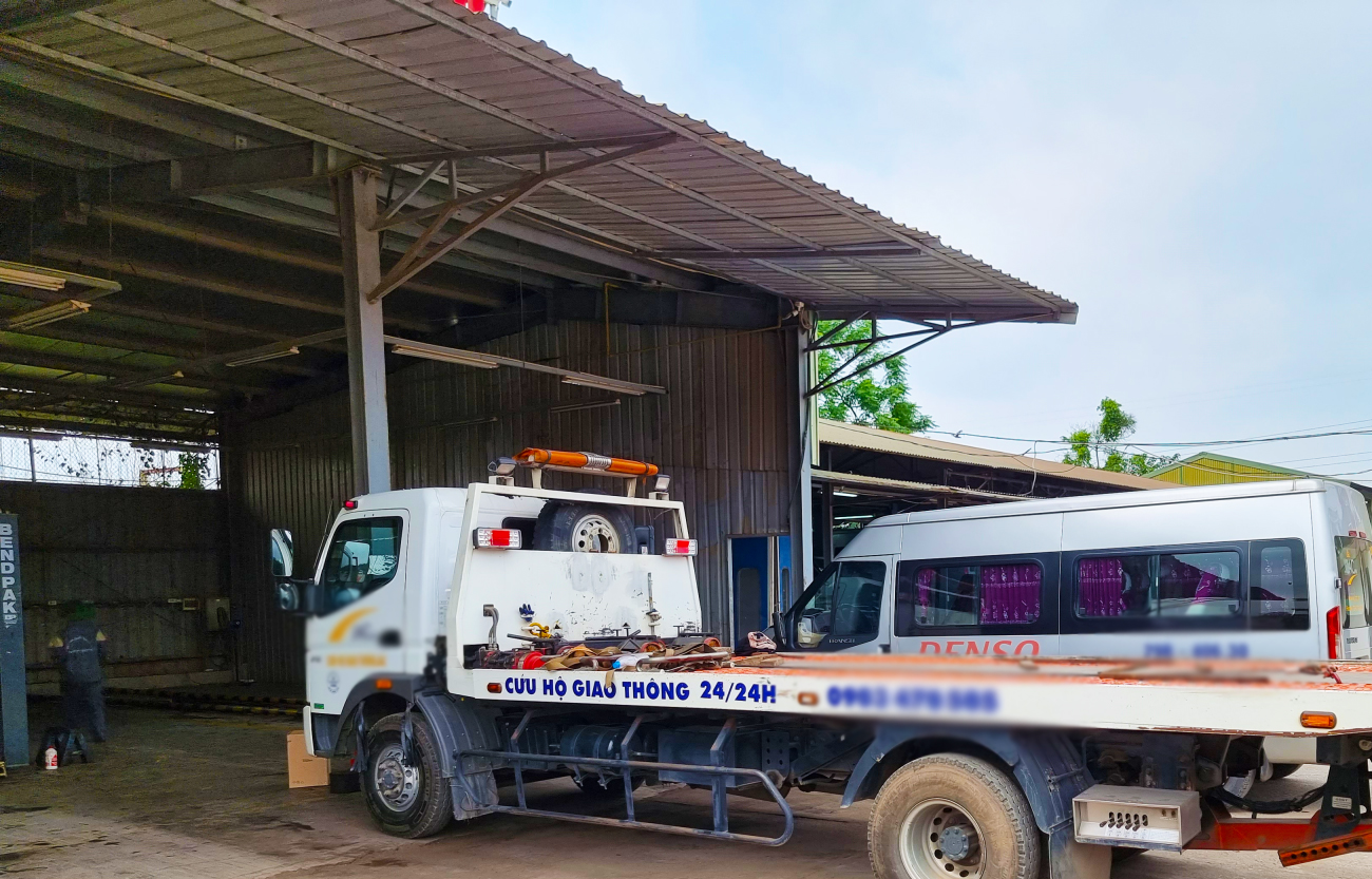 Xe sàn cứu hộ đặc dụng tại trạm trực trên tuyến cao tốc Mỹ Thuận